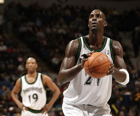 记者：伊藤洋辉在一次跑步训练中大腿拉伤，已接受进一步检查